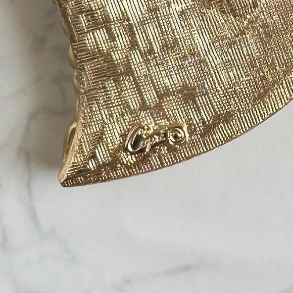 Modernist Gold-Tone Heart Brooch with Faux Pearl Accent Signed Capri - Picture 4 of 7